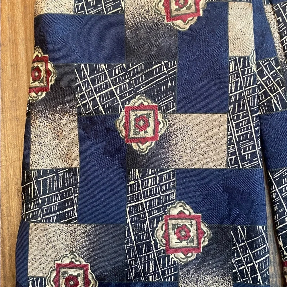 ❤️Tom James 100% Silk Elegant Blue and Red Patterned Tie